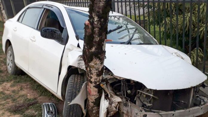 Auto-tegen-schutting