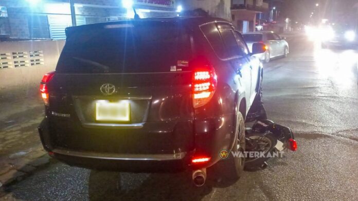 Bromfiets vast onder auto na aanrijding op Kwattaweg
