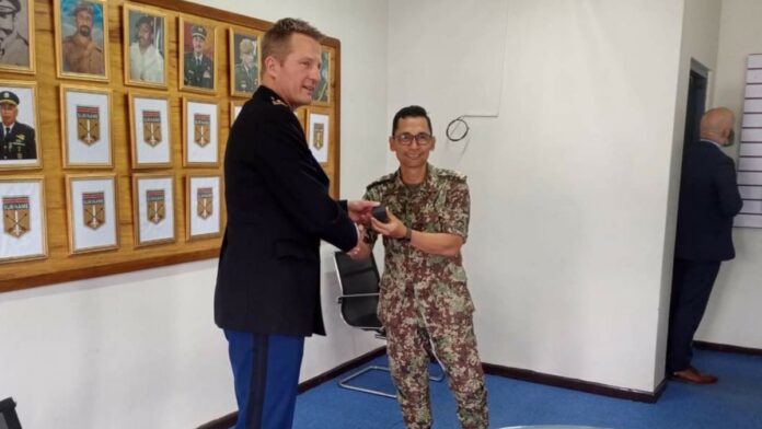 Nederlandse brigadegeneraal Jos Pieters bezoekt legertoppers in Suriname