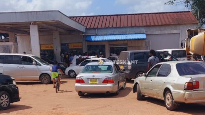 Politie pakt illegale benzine verkopers Moengo aan