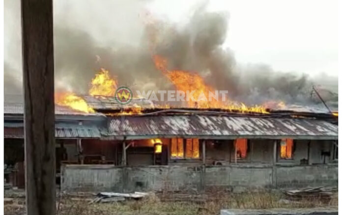 Woning annex meubelbedrijf door brand verwoest