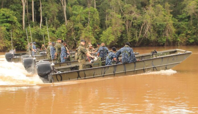 Surinaamse militairen maken kennis met Nederlandse procedures bij riverine operaties