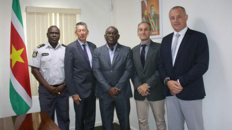 Delegatie Franse politie attaché brengt bezoek aan minister Kenneth Amoksi