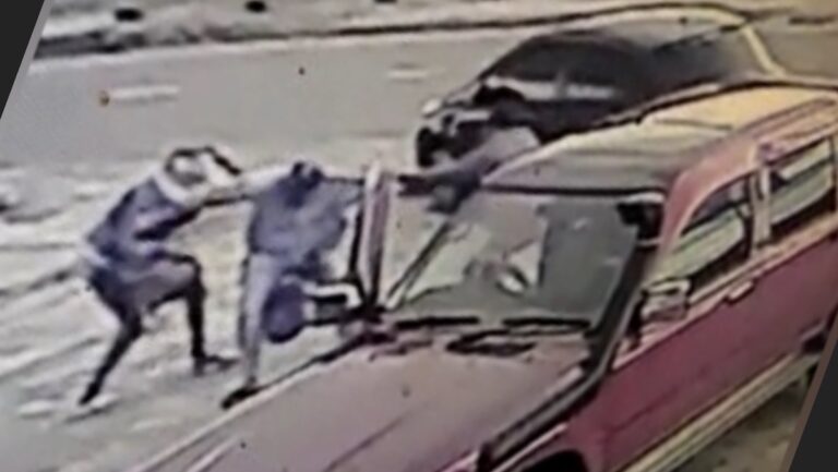 Rovers stelen tas met 10.000 USD uit voertuig na worsteling met benadeelde