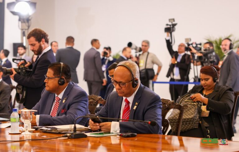 Staatshoofden Suriname en Guyana hebben bilateraal onderhoud