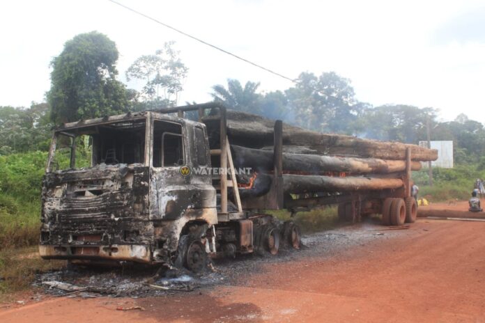 Truck in brand gestoken Suriname