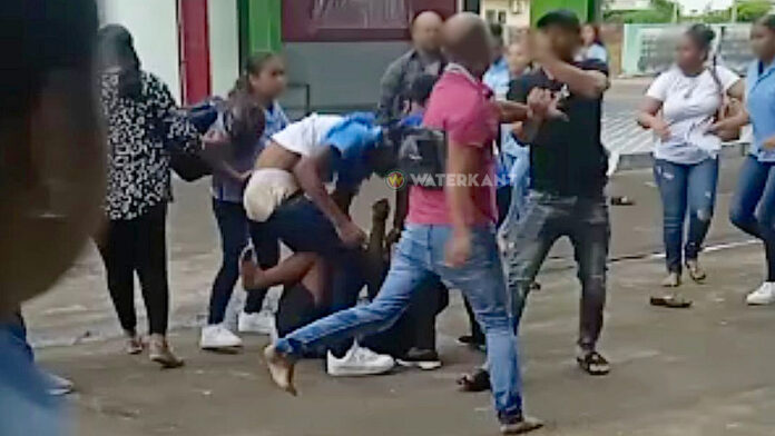Massale vechtpartij op Muloschool in Paramaribo-Noord