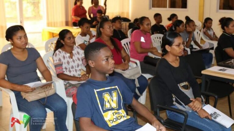 AWJ komt jongeren in Saramacca tegemoet met training computervaardigheden