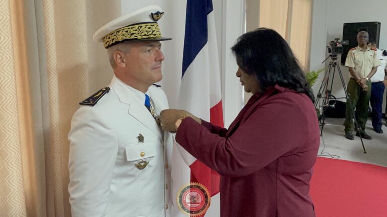 Franse generaal-majoor Buisson gedecoreerd door Suriname