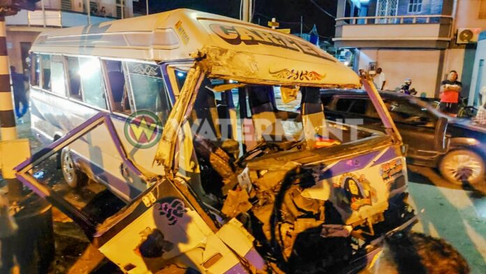 Meerdere gewonden bij zware aanrijding tussen truck en lijnbus