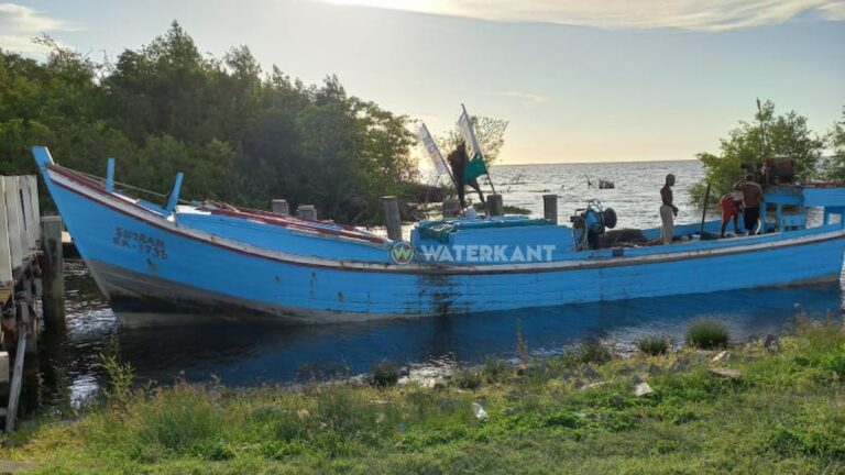 Vier bemanningsleden aangehouden voor illegaal vissen: boot met inhoud in beslag genomen