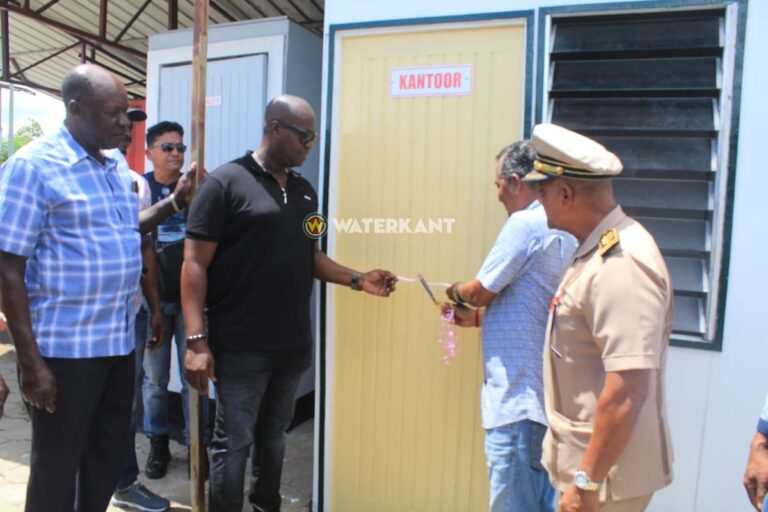 Opening en overdracht van 5e openbare toilet en kantoor van marktmeester Haïtiaanse Markt