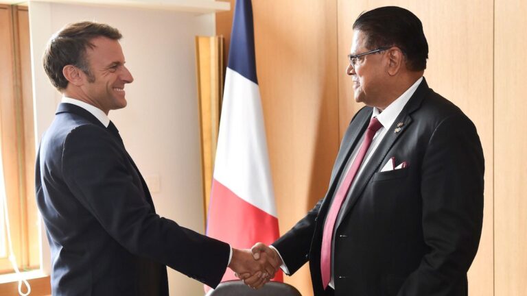 Brug naar Frans-Guyana ter sprake bij ontmoeting Santokhi en Franse president Macron