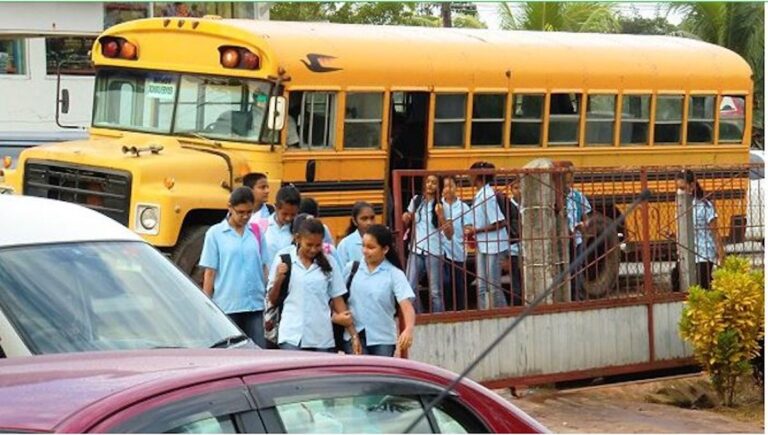 Schoolbus in Suriname