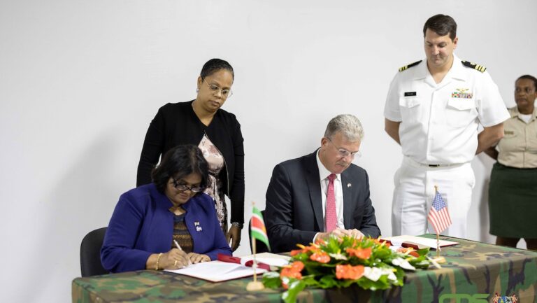 Suriname versterkt samenwerking met VS op defensiegebied
