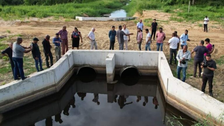 OW pakt ontwateringswerken landbouwgebieden in heel Suriname aan