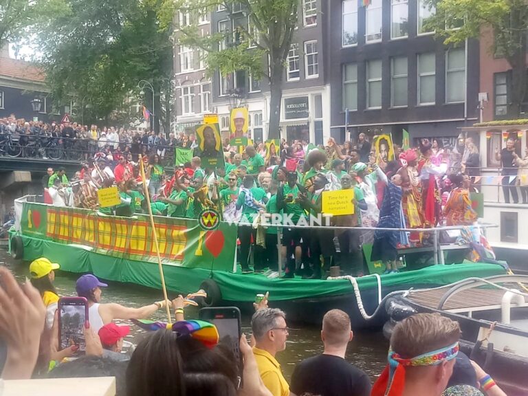 VIDEO: Surinaamse boot op Canal Parade in Amsterdam