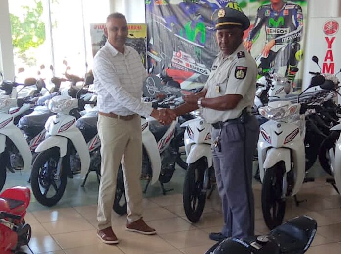 Nieuwe bromfietsen voor buurtmanagers Surinaamse politie