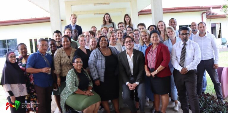 Delegatie Nederlands ministerie Sociale Zaken bezoekt ministerie AWJ in Suriname