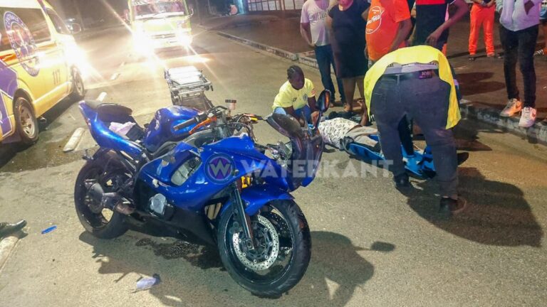 Motorfietser gewond na aanrijding met auto Indira Gandhiweg