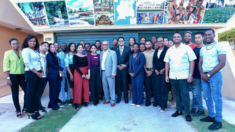 President Santokhi bezoekt Surinaamse studenten op Cuba