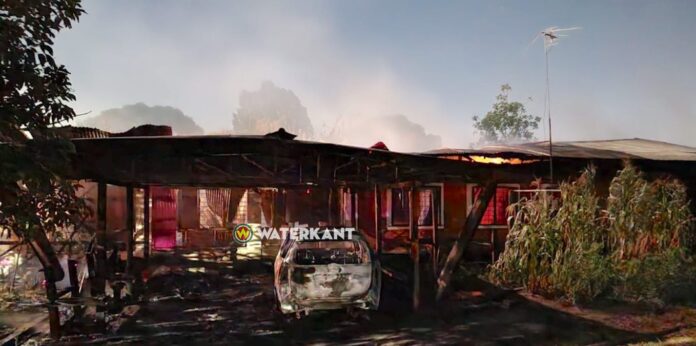 Woning en voertuig alleenstaande bejaarde man door brand verwoest