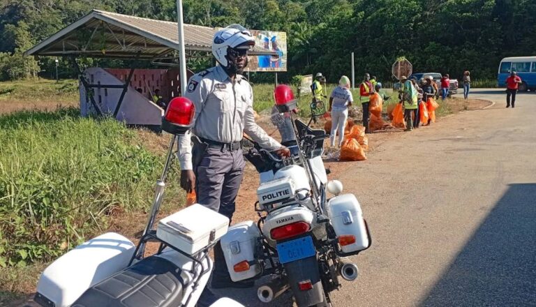 Politie verleent assistentie bij 'Kring Kondre Actie' te Brokopondo