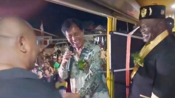Somohardjo en Brunswijk tijdens een politieke bijeenkomst in Suriname.