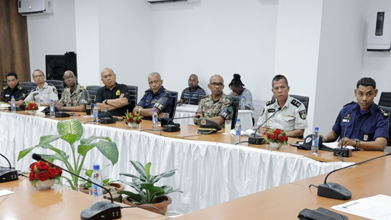 Command Center brengt verslag uit aan president Santokhi