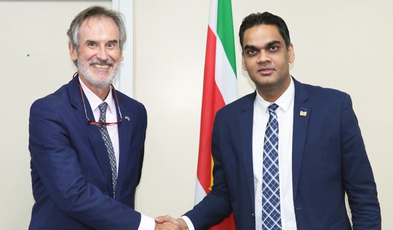 Nederlandse ambassadeur in Suriname brengt kennismakingsbezoek aan Volksgezondheid