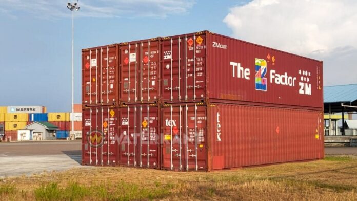 Vuurwerkcontainers op haven Suriname