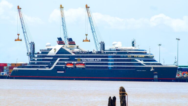 Amerikaans cruiseschip meert aan in haven van Paramaribo