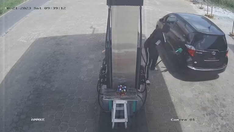VIDEO: Automobilist zonder kenteken tankt vol en rijdt weg zonder te betalen