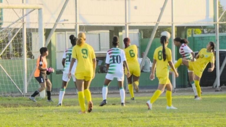 Suriname meisjesvoetbalselectie wint met 8-0 van Guyana