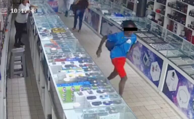 Brutale 'klant' die winkel uit rent met telefoon aangehouden door RBTP