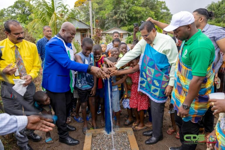 Nieuwe drinkwaterinstallatie in Nieuw Lombé; drie dorpen voorzien van schoon drinkwater