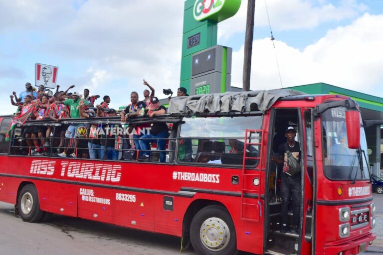 Robinhood terug in Suriname; toer met bus en kampioensfeest