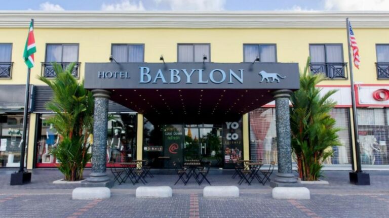 Mac Andrew: “Deel inboedel Hotel Babylon wordt gedoneerd”