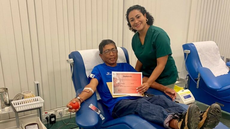 Rudolf Kromowidjojo (70) doneert voor 100ste keer bloed