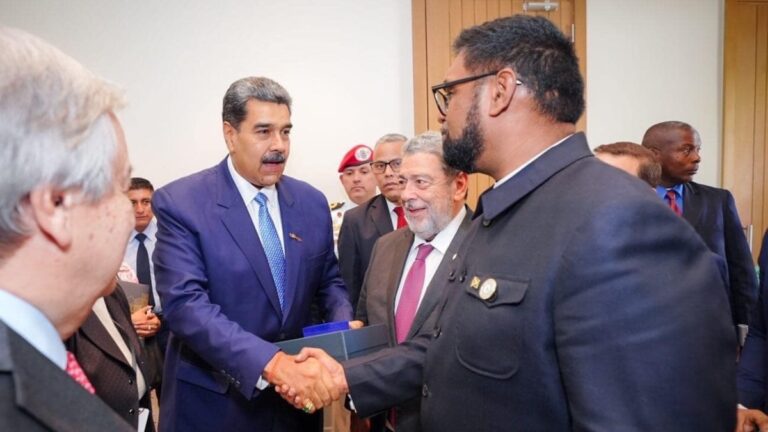 Presidenten Guyana en Venezuela geven elkaar hand en wisselen cadeaus uit