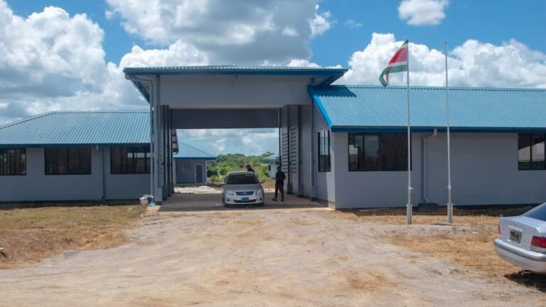 Nieuw politiebureau annex brandweerkazerne Moengo heeft nog steeds geen elektriciteit
