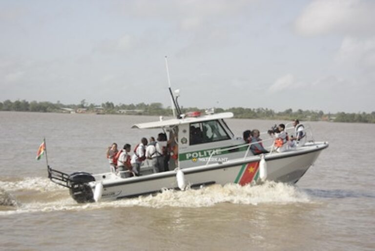 Twee illegale Brazilianen in Suriname aangehouden bij controle boot