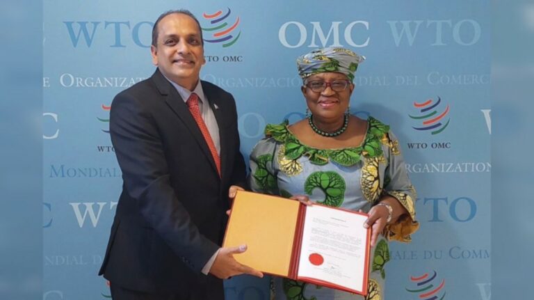 Ambassadeur Jadoenathmisier overhandigt geloofsbrieven aan directeur-generaal WTO