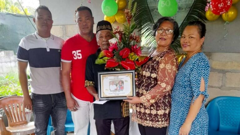 Echtpaar Pawiroredjo-Mentopawiro gehuldigd voor 50-jarig huwelijk