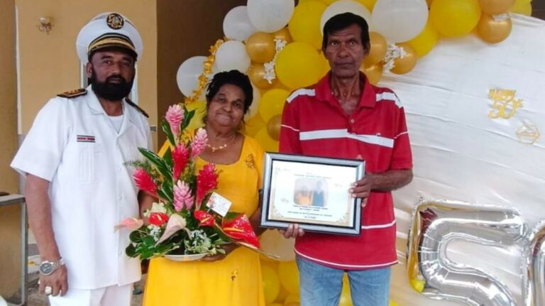 Echtpaar Rampadarath-Badloe in de bloemetjes gezet voor 50-jarig huwelijk
