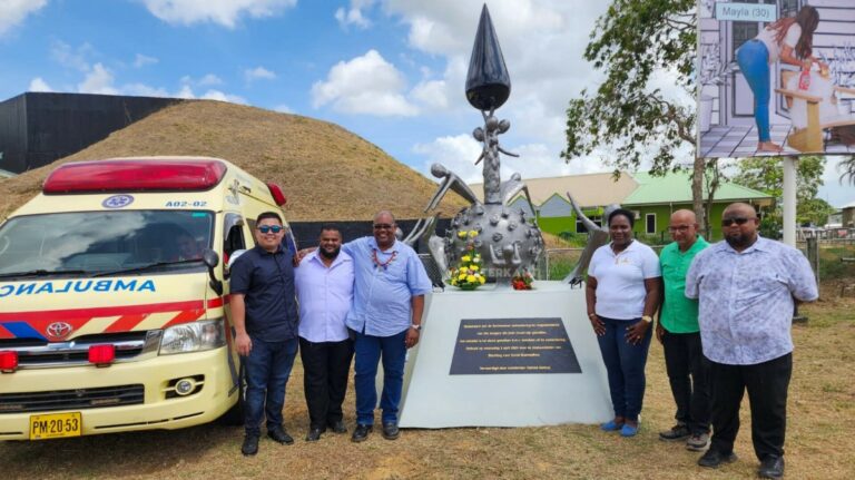 Monument voor coronaslachtoffers onthuld in Suriname