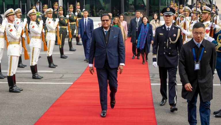 President Santokhi met militair eerbetoon ontvangen in Chinese hoofdstad Beijing