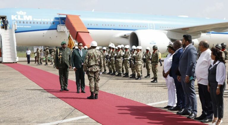 'President terug in Suriname na vruchtbaar bezoek aan China'