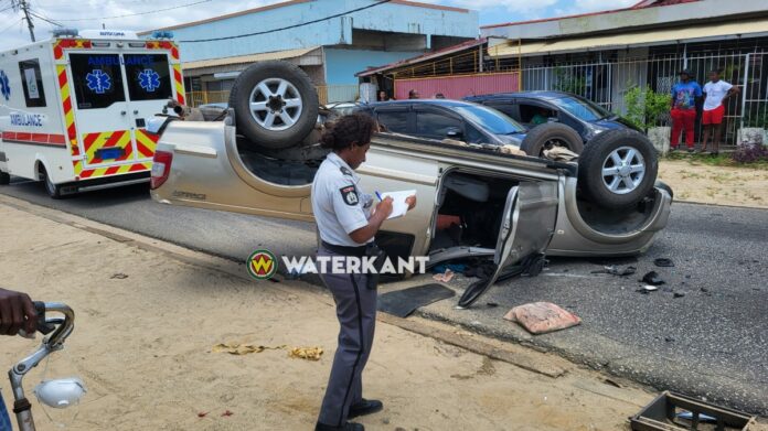 Pick-up over de kop na aanrijding