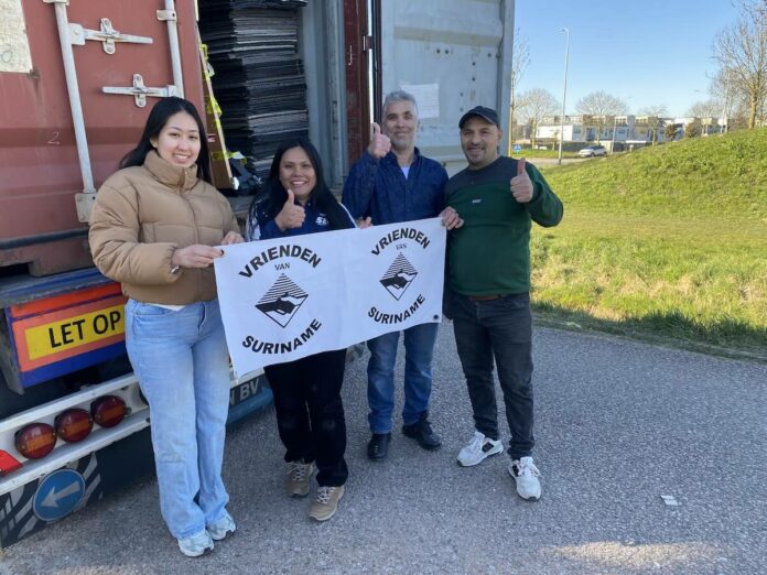 Vluchtelingen in Nederland helpen mee met laden van hulpcontainer voor Suriname